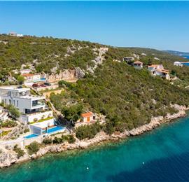 6 Bedroom Waterfront Villa with Pool in Uvala Ljubljeva near Trogir, Sleeps 12-13